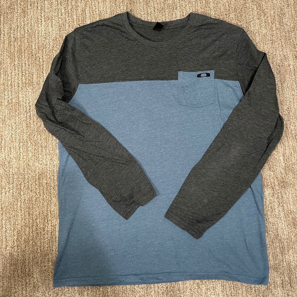 Oakley Men's Long Sleeve Pocket Tee – Navy & Gray –‎ Size XL